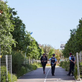 Agentes de los Mossos d'Esquadra realizan un control de movilidad en la Avda de la Meridiana en Barcelona. EFE/ Alejandro García