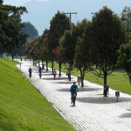 Ciclistas con mascarilla. EFE/ Mauricio Dueñas Castañeda