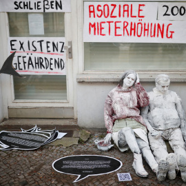Dos personas protestan contra la subida de los alquileres en Berlín. REUTERS/Hannibal Hanschke