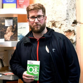 El eurodiputado de Podemos Miguel Urbán con su libro  'La emergencia de Vox', en un acto en Segovia. EFE/ Pablo Martin