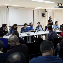 Momento de la reunión esta mañana del Consejo Ciudadano Estatal de Podemos horas antes de la concentración que ha convocado en favor de las mociones de censura contra el jefe del Ejecutivo, Mariano Rajoy, y la presidenta de la Comunidad de Madrid, Cris