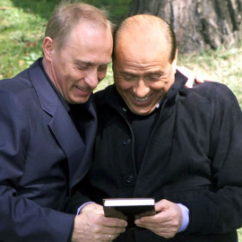  Vladimir Putin y Silvio Berlusconi, en un encuentro en abril de 2002, en la residencia del dirigente ruso en el balneario de Sochi, en el Mar Negro. AFP/ITAR TASS/POOL