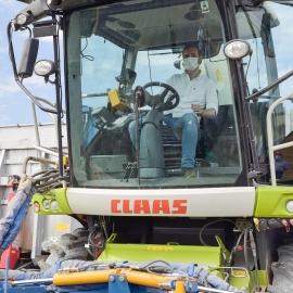 El presidente del PP, Pablo Casado, conduce maquinaria agrícola frente a los campos de lavanda de Brihuega (Guadalajara). E.P./Rafael Martín