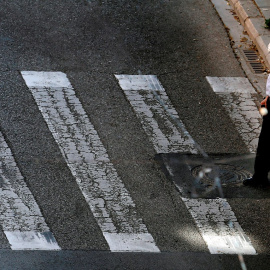 Una persona mayor pasea durante su franja horaria permitida.EFE/ Juan Carlos Cárdenas/Archivo