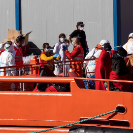 Rescate de un grupo de migrantes rescatados en el puerto de Los Cristianos . EFE/ Miguel Barreto