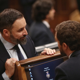 El presidente de VOX, Santiago Abascal (izq) y el presidente del PP, Pablo Casado (dech), hablan durante la sesión de constitución de las Cortes para la XIV Legislatura en el Congreso de los Diputados. E.P./Eduardo Parra