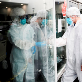 Profesionales sanitarios realizan su trabajo con enfermos de la covid-19 en la UCI del hospital del Mar de Barcelona. - EFE