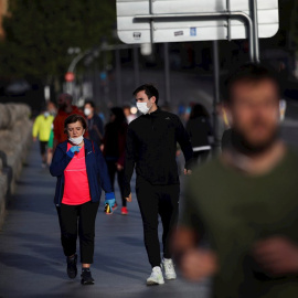 Varios ciudadanos se ejercitan en Madrid este sábado. EFE/David Fernández