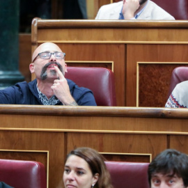 Los diputados de Unidas Podemos Txema Guijarro y Alberto Rodríguez sentados en sus escaños durante la primera sesión del debate de investidura del presidente del Gobierno en funciones en la XIV Legislatura en Madrid (España), a 4 de enero de 2020.