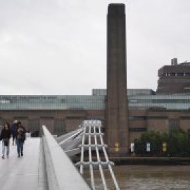 Un adolescente arroja a un niño de seis años desde lo alto del Tate Modern