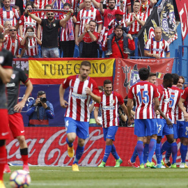 El Atlético de Madrid celebra uno de los goles frente al Athletic de Bilbao en el estadio Vicente Calderón. EFE/Fernando Alvarado