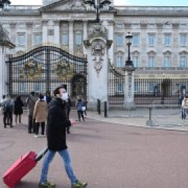 La estrategia de Boris Johnson frente al Covid-19 provoca la huida de ciudadanos de otros países