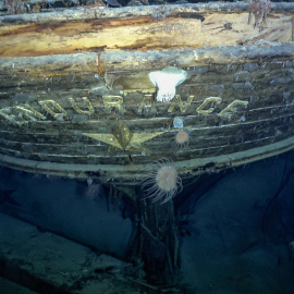 Vista de la popa del 'Endurance', hundido con el nombre y el emblema de la estrella polar. EFE/ Falklands Maritime Heritage Trust And National Geographic Caption