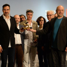Iñaqui Carnicero recibiendo de manos de Matteo Renzi el León de Oro como ganador de la Bienal de Venecia en 2016.