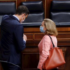 El presidente del Gobierno, Pedro Sánchez, conversa con la vicepresidenta económica, Nadia Calviño, al inicio de la última sesión de control al Ejecutivo bajo el estado de alarma que se celebra este miércoles en el Congreso. EFE/ Ballesteros