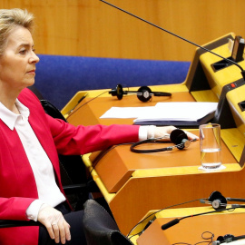 La presidenta de la Comisión Europea, Ursula von der Leyen, en el Parlamento Eureopeo, en Bruselas, en una sesión para debatir la crisis del coronavirus. REUTERS/Francois Lenoir