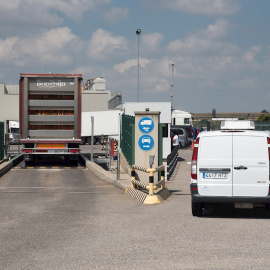 Unos vehículos entran en Avidel, perteneciente al grupo Vall Companys, una de las empresas cárnicas afectadas por diversos casos de coronavirus en Lleida./ Ramon Gabriel (EFE)