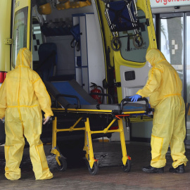 Personal del Servicio Canario de Salud prepara este jueves una ambulancia en la puerta de Urgencias del Hospital Universitario Insular de Gran Canaria. EFE/Elvira Urquijo A.