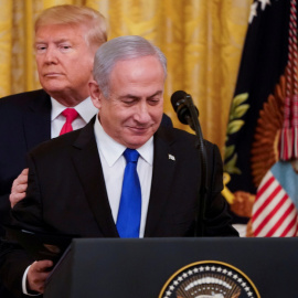 El presidente Donald Trump pone sus manos sobre los hombros del primer ministro israelí, Benjamin Netanyahu, mientras hacen declaraciones conjuntas sobre una propuesta de plan de paz para Oriente Medio en la Sala Este de la Casa Blanca en Washington. | R