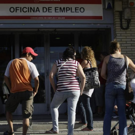 Parados haciendo cola en una oficinas de Empleo en Madrid. REUTERS/Susana Vera