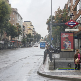 Una mujer con paraguas sale de la parada del metro de Urgel, a 15 de septiembre de 2022, en el distrito de Carabanchel, en Madrid (España). Jesús Hellín / Europa Press
15/9/2022