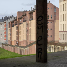8/2/2020.- El cadáver de una mujer de mediana edad con heridas de arma blanca ha sido encontrado en un piso del barrio As Gandaras de Lugo, han confirmado este sábado a Efe fuentes policiales.La madre de la víctima alertó sobre las 22.00 horas del vie