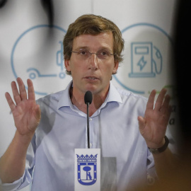  El alcalde de Madrid, José Luís Martínez-Almeida hace declaraciones a los medios tras la inauguración este martes del Hub Canalejas 360, un proyecto de movilidad eléctrica que incluye una electrolinera urbana única en España. EFE/David Fernández