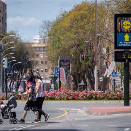 Una familia pasea en Murcia bajo altas temperaturas. EFE