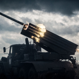  Se lanza un cohete desde un lanzacohetes múltiple montado en un camión hacia las posiciones rusas en la región de Kharkiv el 4 de octubre de 2022, en medio de la invasión rusa de Ucrania. Yasuyoshi CHIBA / AFP