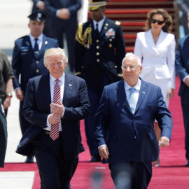 Donald Trump junto a Reuven Rivlin a su llegada Israel. AMIR COHEN/REUTERS