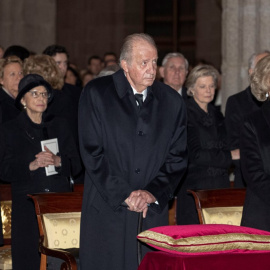 El rey Juan Carlos, junto a la reina Sofía y la infanta Cristina, en el funeral desu hermana, la Infanta Pilar de Borbón,  en El Escorial, el 29 de enero de 2020. AFP/Pool/Emilio Narajno