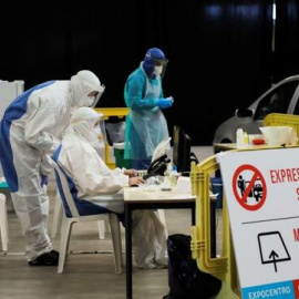 Voluntarios creando el prototipo de respirador de emergencia. EFE