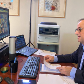 Primer pla del president de la Generalitat, Quim Torra, reunit per videoconferència amb el president espanyol, Pedro Sánchez, i els altres presidents autonòmics el 5 d'abril de 2020 (Horitzontal). ACN  | Generalitat de Catalunya