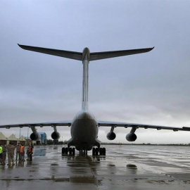 Un avión procedente de Shanghái, con 11,7 toneladas de material sanitario, aguarda en la pista tras aterrizar en la base aérea de Torrejón de Ardoz, este miércoles, en Madrid. EFE/Ministerio de Defensa