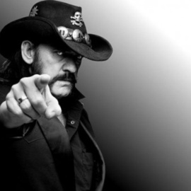  Lemmy era feliz rodeado de mujeres.