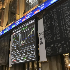  Una pantalla muestra un gráfico con la evolución del Ibex 35 en Bolsa. -EFE / Vega Alonso