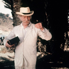 El actor, director y escritor Fernando Fernán Gómez en un momento de la película 'Los restos del naufragio'. EFE