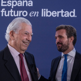  El presidente del PP, Pablo Casado (d), al inicio de un debate sobre 'Libertad frente al populismo' junto a Mario Vargas Llosa (i), Premio Nobel de Literatura, en el marco de la Convención Nacional del PP. A 30 de septiembre de 2021, en Sevilla (Andaluc