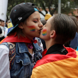 Una pareja se besa durante una manifestación contra la homofobia | Reuters