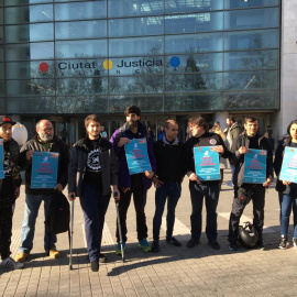 'Riders' en València durante el primer macrojuicio contra Deliveroo en España, el pasado febrero