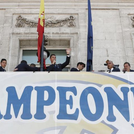 Los jugadores del Real Madrid en la sede de la Comunidad de Madrid, dentro de las celebraciones por el título de liga. /EFE