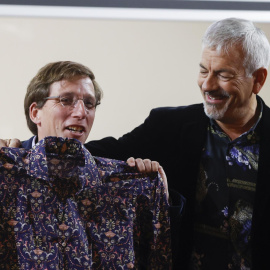  El alcalde de Madrid, José Luis Martínez Almeida recibe de manos del presentador Carlos Sobera, una camisa de flores durante la presentación del 'VI Torneo de Fútbol Cadete Vicente del Bosque Villa de Alalpardo', este viernes en Madrid. EFE/ J.J.Guil
