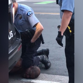 Captura del vídeo difundido en redes sociales en el que se ve a un policia encima del cuello de George Floyd, quien murió bajo custodia policial en Mineapolis.
