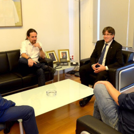 El president de la Generalitat, Carles Puigdemont, y el líder de Podemos, Pablo Iglesias, en su reunión, en la que han estado presentes también el líder de En Comú Podem, Xavier Domènech, y el portavoz parlamentario del PDeCAT, Carles Campuzano.