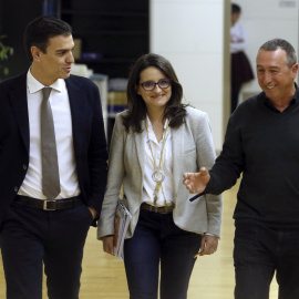 El líder del PSOE y candidato a la Presidencia del Gobierno, Pedro Sánchez, al inicio de la reunión que ha mantenido con los representantes de Compromís, la portavoz y vicepresidenta del Gobierno valenciano, Mónica Oltra, y el diputado Joan Baldoví,
