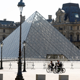 La plaza donde se ubica el museo Louvre durante la emergencia del coronavirus. REUTERS/Charles Platiau