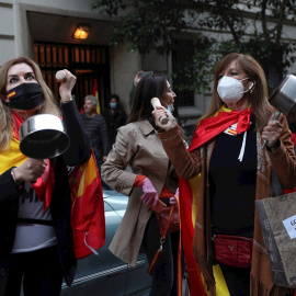Vecinas del madrileño barrio de Salamanca participan en una protesta contra el Gobierno por su gestión en la crisis del coronavirus, ayer en Madrid. EFE/Rodrigo Jiménez