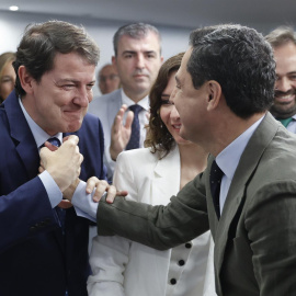  El presidente electo de Andalucía, Juanma Moreno (d) recibe las felicitaciones del presidente de Castilla Y León, Alfonso Fernández Mañueco (i) en presencia de la presidenta de la Comunidad de Madrid, Isabel Díaz Ayuso (c) durante la Junta Directiva