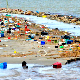 Imagen de archivo de basura llevada por el mar hasta la playa. EFE