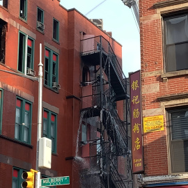 Bomberos intervienen en Mulberry Street, Nueva York